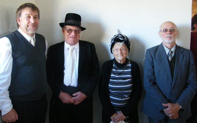 Vlnr is dr Bobo van Zyl saam met Baardskeerdersbos se drie oudste inwoners, Manie Groenewald, Enna Groenewald (tweelingsuster van wyle Henna) en Jurie le Roux tydens die 90-jarige feesvieringe van die B’Bos Kerkgebou